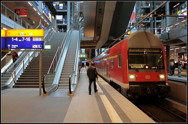 Die RB 21 Wustermark f�hrt normalerweise zwischen Potsdam Hbf und Wustermark. Um den RE4 zu entlasten wurde die Linie am 14.10.2009 �ber Spandau und Berlin Hauptbahnhof gef�hrt