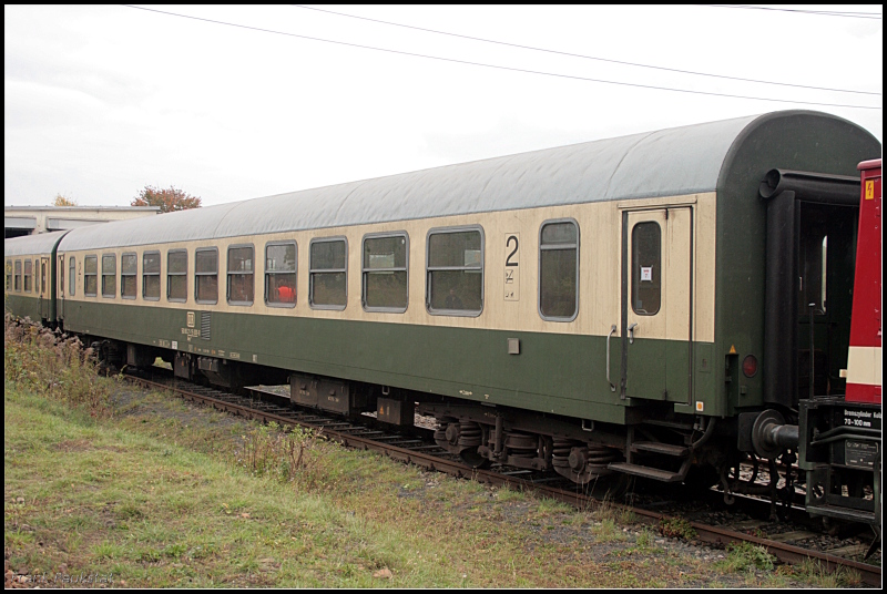 Dieser 2. Klasse Reisezugwagen 50 80 21-15 000-0 Bmp.591 wurde im Raw Halberstadt gebaut und geh�rt zum Traditionszug Th�ringen (DB Regio AG, RB Th�ringen Erfurt; Weimar 10.10.2009)