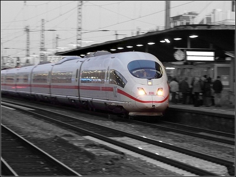 Ein ICE 3 durchf�hrt am Abend des 08.11.08 den Bahnhof K�ln Messe/Deutz. (Jeanny)