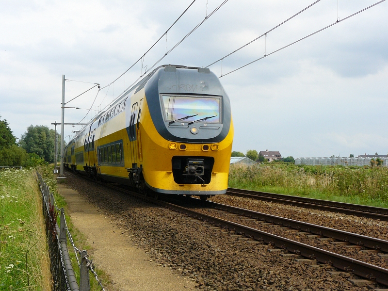 Ein Intercity von Amsterdam CS in Richtung Leiden fotografiert bei Leiden am 09-08-2009.