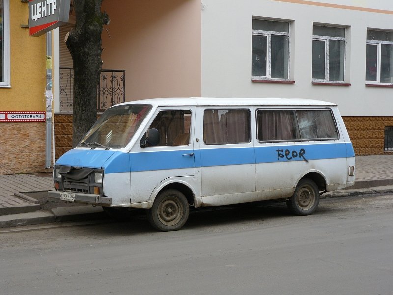 Ein RAF gebaut in Riga. RAF steht fr Rizhskaya Avtomobilnaya Fabrika. Fotografiert in Ivano Frankivsk am 27-03-2008.