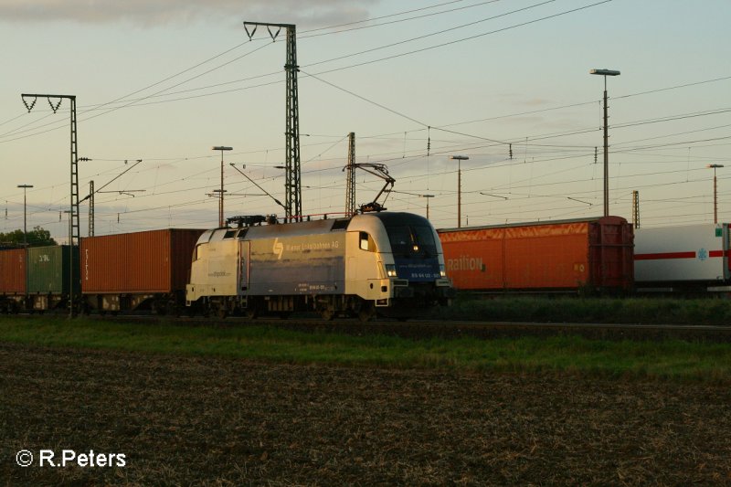 ES64 U2-021zieht an Regensburg Ost ein Containerzug vorbei. 13.09.07