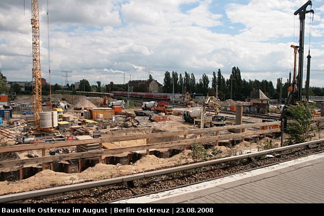 Fundamente fr Sttzpfeiler werden ausgehoben (Baustelle Berlin Ostkreuz, 23.08.2008).