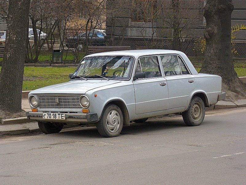 Hier ein alte Lada in Ivano-Frankivsk am 27-03-2008