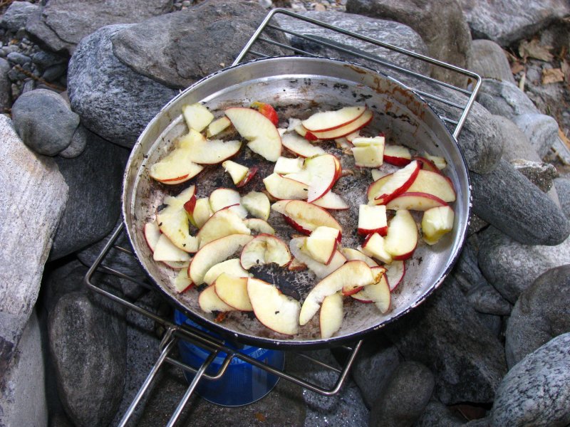 ...hier im Vallemaggia funktionierte es aber reibungslos, sodass wir am letzten Tag unserer Velotour einen Dreignger bestehend aus Wrstchensuppe, Nudeln mit viel Kse und diesen Bratpfeln mit Schokolade geniessen konnten. 