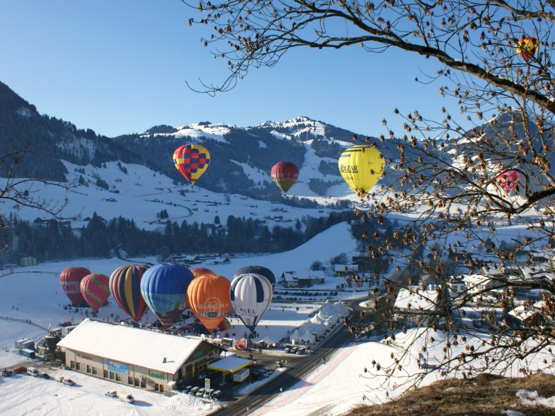 Internationales Heissluftballon Treffen in Ch�teau d'Oex.
(30.01.2009)