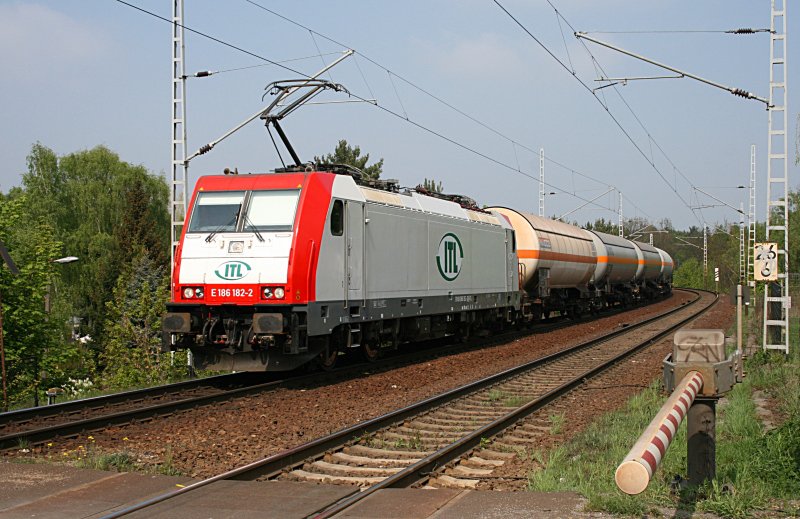 ITL E 186 182-2 kommt mit einem Kesselzug vorbei (Zulassung f�r D/A/B/NL, NVR-Nummer: 91 80 6186 182-2 D-ITL, gesichtet Berlin Wuhlheide, 23.04.2009).