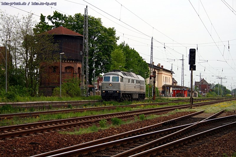 ITL W 232.01 pr�sentiert sich mit dem alten Wasserturm in Zossen. Der Bahnhof Zossen hat eine lange Geschichte aufzuweisen. Erbaut im Jahre 1875 fuhr hier auch die K�niglich Preu�ische Milit�r-Eisenbahn. Zwischen 1901 und 1904 wurden auf der Strecke Berlin-Marienfelde und Zossen Schnellfahrversuche mit elektrischen Loks und Triebwagen gemacht. (26.04.2009).