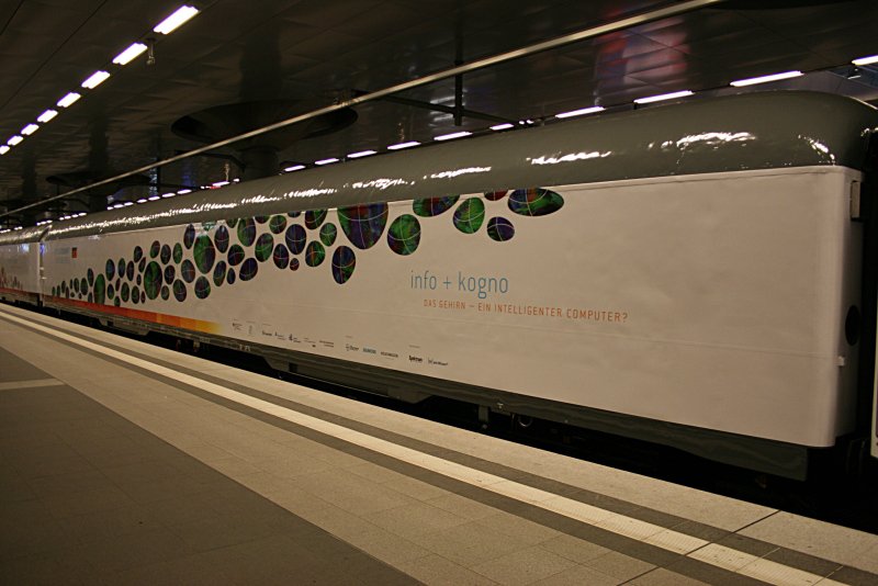 Kann das Gehirn f�r zuk�nftige Computergenerationen als Vorbild dienen? Dieser Frage wird in Wagen 4 (D-DB 50 80 92-33 302-2 D 997.3) unter dem Motto  info + kogno  nachgegangen (Berlin Hauptbahnhof, 23.04.2009).