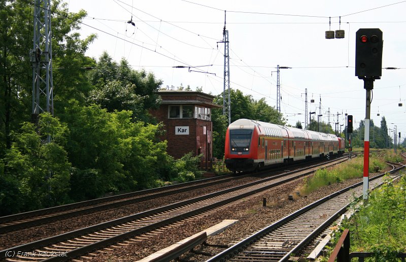  Kar  ist ein Fahrdienstleiterstellwerk vom Typ SuH 1912, seit 03/2006 nur noch für den S-Bahn-Betrieb. RE38352 nach Stralsund, geschoben von 114 020-1, fährt gerade am Stellwerk vorbei (Berlin Karow, 15.06.2009)