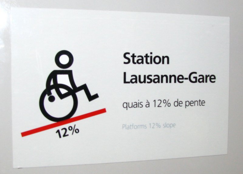 Knappe Eineinhalb Stunden Aufenthalt in Lausanne gen�gen, um solche doch eher kuriosen Hinweise zu entdecken. Beim Rollstuhlabstellplatz in den Fahrzeugen der M�tro m2 warnen diese Schilder vor der extremen Steigung der Haltestelle beim Bahnhof. Hier kann man auch wenn man gut zu Fuss ist ganz sch�n �berrascht werden. 14.Dezember 2008