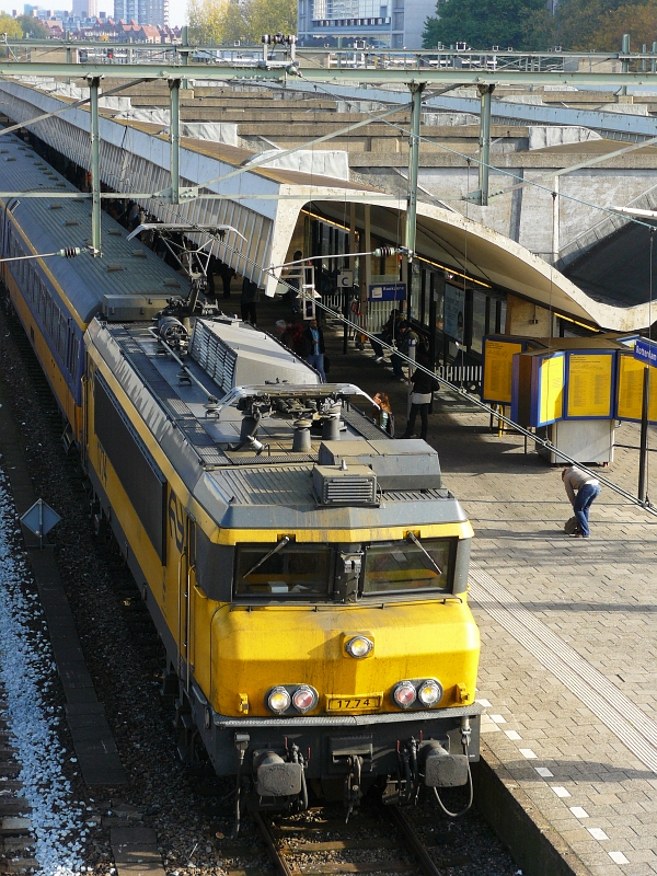 Lok 1774 mit Intercity aus Venlo fotografiert in Rotterdam Centraal Station am 28-10-2009.