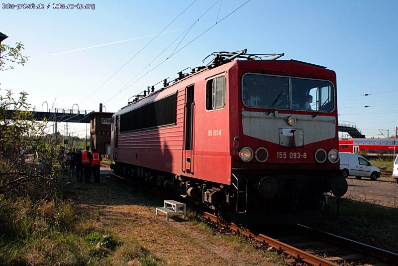 Mit 155 093-8 (orientrot) konnten auf dem Fest  100 Jahre Rbf Wustermark  Führerstandmitfahrten gemacht werden (Elstal/Wustermark, 01.05.2009)
<br><br>
Update: In Gremberg nach Entgleisungsschaden am 29.03.2010 z-gestellt, Überstellung zu Fa. Bender, ++ 06.04.2011