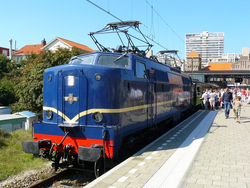 Museumlok 1202 mit Sonderzug in Zandvoort am 30-08-2008.
