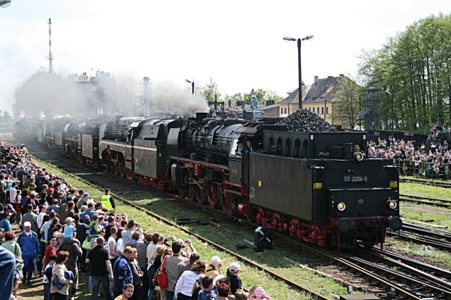 Nach der ersten Paradefahrt kommen die Loks zusammengekuppelt mit viel Dampf und Pfeifkonzert wieder zur�ck (Wolsztyn, 03.05.2008).