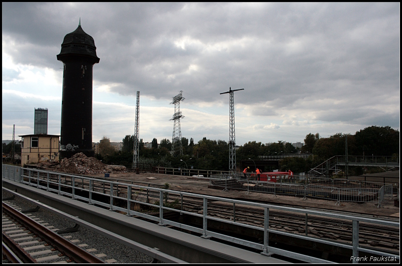 Nur ein H�ufchen Schutt ist noch vom alten Bahnsteig der Ringbahn �briggeblieben. Rechts erkennt man noch den Mittelzugang zum Bahnsteig (Baustelle Berlin Ostkreuz, 26.09.2009)