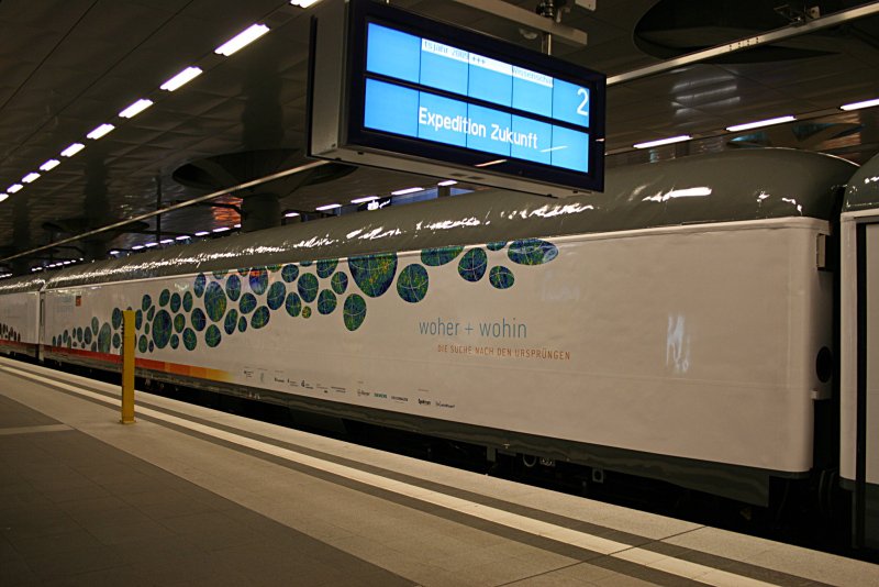 Obwohl immer in die Zukunft geblickt wird, darf jedoch der Blick zur�ck nicht fehlen:  woher + wohin  widmet sich den Themen rund um den Ursprung des Lebens in Wagen 2 (D-DB 50 80 92-33 102-6 D 997.1) (Berlin Hauptbahnhof, 23.04.2009).