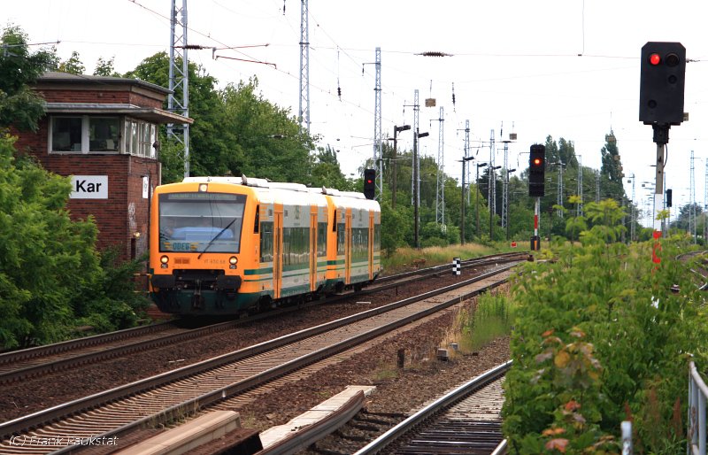 ODEG VT 650.68 / 650 068 als OE80350/80317 nach Friedrichsthal bzw. Frankfurt (Oder) unter Bewölkung am Stellwerk vorbei (Berlin Karow, 16.06.2009)