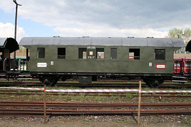 PKP 014 330 (Bauart BCi) ist ein Reisewagen der 2. und 3. Klasse und wurde 1928 gebaut (Wolsztyn, 03.05.2008)