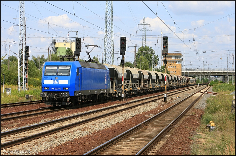 PRESS 145 023 / 145 083-2 mit beladenen Faccs-Ganzzug (ex SBB Cargo 481 001-6, ex MThB 486 651-3, gesichtet Berlin Sch�nefeld 08.08.2009)