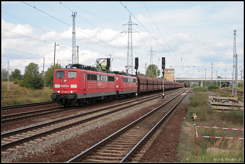 Railion 151 004-9 in Traktion mit DB 151 001-5 (Update: z-gestellt Maschen Rbf) und Falns-Wagen (Berlin Sch�nefeld, 22.08.2009)