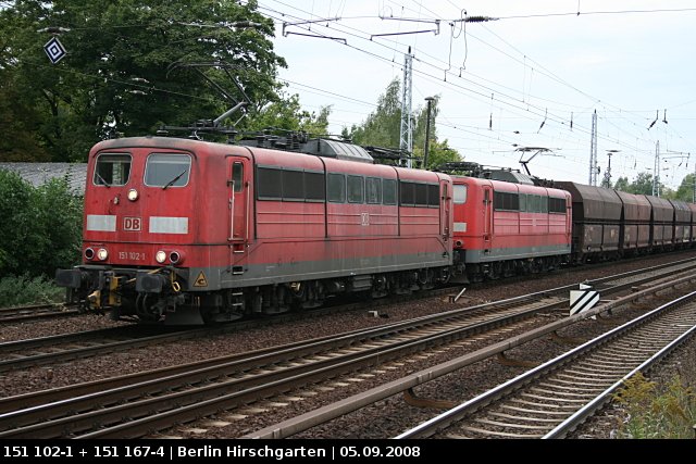 Railion 151 102-1 und 151 167-4 mit dem Erzzug durch Berlin Hirschgarten, 05.09.2008