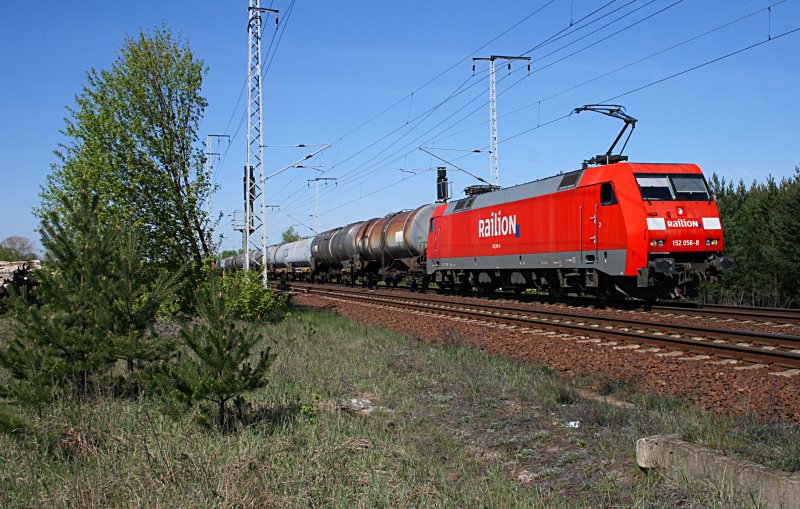 Railion 152 056-8 mit Kesselzug (DB Schenker Rail Deutschland AG, gesichtet Berlin Wuhlheide 20.04.2009)