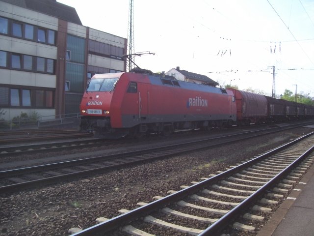 Railion 152 085-7 (Blaues Signet am  R ) kommt zum Tf-Wechsel (Railion Deutschland AG, gesichtet Bebra 22.04.2007)