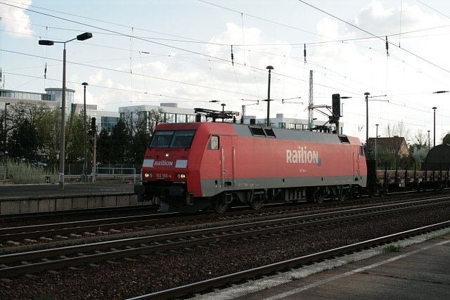 Railion 152 100 mit Rungenwagen (Railion Deutschland AG, gesichtet Berlin Schönefeld 26.04.2008).