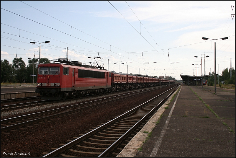 RAILION Logistics 155 184-5 (Railion Deutschland AG, Berlin, 9180 6 155 184-5 D-DB) mit Seitenentladewagen Richtung Grünauer Kreuz (Berlin Schönefeld, 08.08.2009)