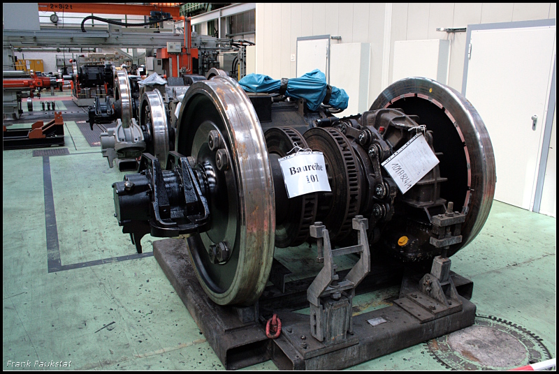 So sieht ein Radsatz nach 1.328.748 km im Fernverkehr aus. Dieser Radsatz geh�rte einmal einer Lok der Baureihe 101. Solche Wechsel werden im Werk an vielen Baureihen durchgef�hrt (80 Jahre Werk Dessau, Dessau-S�d 12.09.2009)