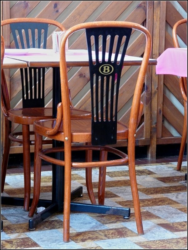 Sogar die St�hle im Bahnhofsbuffet in Arlon tragen das  B  der SNCB. 21.06.08 (Jeanny)