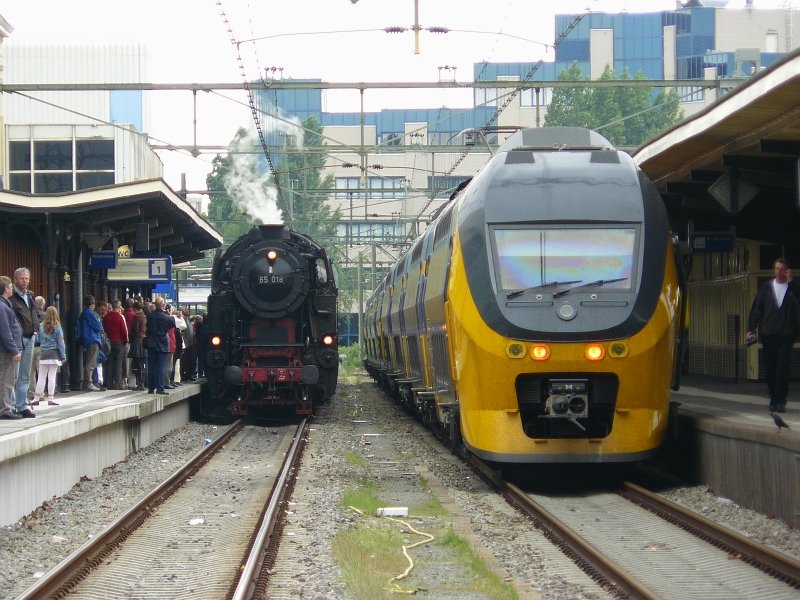 SSN 65 018 mit Sonderzug nach Heerhugoward neben ein DD-IRM. Bahnhoffest Alkmaar 16-05-2009.