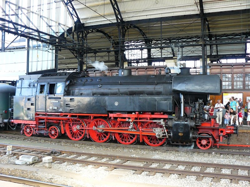 SSN 65 018 mit Sonderzug wegen Bahnhoffest in Haarlem am 30-08-2008.
