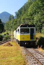  Die Neue  bei der Wendelsteinbahn bei der Einfahrt in den Talbahnhof am 05.09.2023. Im Mai 2022, genau 110 Jahre nach der Eröffnung der Bahn, wurde die von Stadler Rail gebaute HGe 2/2 als Lok Nr. 5 in Dienst gestellt. Neben Versorgungsfahrten während der normalen Betriebszeiten soll sie vorübergehend auch die beiden Beh 4/8 ersetzen, die wegen nicht mehr erhältlicher Ersatzteile umgerüstet werden müssen und einen neuen elektrischen Antrieb erhalten sollen. Eingesetzt wird die rund 1000 PS starke Lok mit historischen Wagengarnituren. 