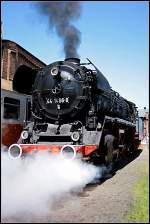 44 1486-8 l�sst erstmal Dampf ab nachdem sie aus dem Lokschuppen rausfahren durfte (Dampflokfest im Traditionsbahnbetriebswerk Sta�furt, gesehen Sta�furt-Leopoldshall 05.06.2010)
