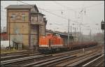 LOCON 212 / 293 503 fuhr mit Rungenwagen am 20.11.2010 am Stellwerk Berlin Greifswalder Stra�e vorbei