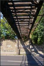 Eine von ehemals 45 Yorckbr�cken, von denen noch einige stehen. Diese hier ist im schlechtesten Zustand und wird die 2008 zwischen DB AG und Denkmalschutz ausgehandelte Sanierung wohl nicht �berstehen. Hier sieht man auch gut die  Betonf��e , die als Sicherungsma�nahmen gegossen wurden (Berlin Kreuzberg / Sch�neberg 04.06.2011)