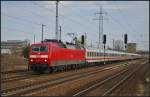 DB Fernverkehr 120 115 mit einem IC am 14.04.2013 in Berlin Sch�nefeld Flughafen