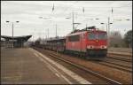 DB Schenker 155 265 mit einem gemischtem G�terzug am 14.04.2013 in Berlin Sch�nefeld Flughafen