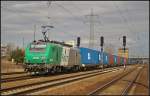 ITL 437026 / BB 37026 mit einem Container-Zug am 14.04.2013 in Berlin Sch�nefeld Flughafen
