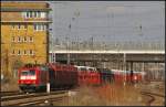 Viel Zoom war n�tig um DB Schenker 185 145 mit neuen Autos am 14.04.2013 in Berlin Sch�nefeld Flughafen fotografieren zu k�nnen.