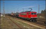 DB Schenker 155 111 mit einem kurzen Kesselwagen-Zug am 15.04.2013 in Wustermark-Priort