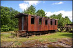 Bei der ČSD lief dieser von Ringhoffer Praha im Jahr 1890 gebaute Plattformwagen als Ci4-1386. Er stand seines Innenlebens und des Fahrgestells beraubt am Ende eines Seitengleises im Eisenbahnmuseum Jaroměř. Es dürfte bei dem Zustand des Wagens kaum denkbar sein das er noch aufgearbeitet wird.

Jaroměř, 21.05.2022
