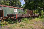 Im vorderen Bereich des Eisenbahnmuseum Jaroměř findet sich dieser hölzerne Niederbordwagen, dem die Witterung schon sehr zugesetzt hat.