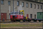 An einem Dienstgebäude des Bahnhofs stand MUV-69 648 mit zwei Anhängewagen abgestellt.