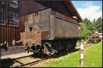 Dieser Tender (evtl 316.xxxx) mit Stangenpuffer, bei dem die Baureihennummer bereits stark abgeblättert war, stand am Seitengleis neben dem Lokschuppen.