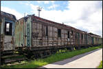 Seiner Blechverkleidung an den Seiten beraubt steht dieser interessante Wagen auf einem Seitengleis im Eisenbahnmuseum Jaroměř.