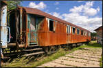 Der Schnell-/Eilzugwagen(?) mit Dienstabteil mit der ungewöhnlichen Nummer  89 80 026-5  stand am Rande im Eisenbahnmuseum Jaroměř. Auch sind die beiden zweiflügeligen Türen mit hochen Einstieg zu erwähnen. Vielleicht ein Umbau?

Jaroměř, 21.05.2022
