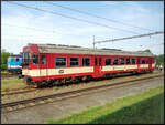 ČD 843 010 fuhr als S-Bahn in den Bahnhof Chlumec nad Cidlinou ein (Bild durch die Scheibe).